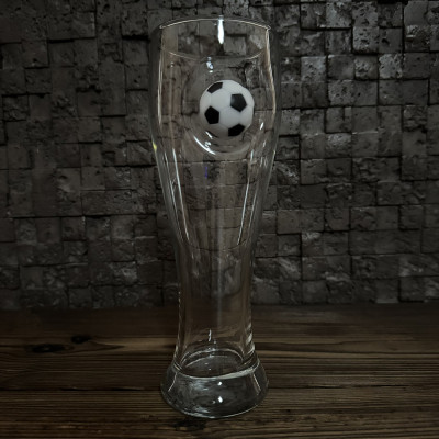 Пивний келих з футбольним м'ячем